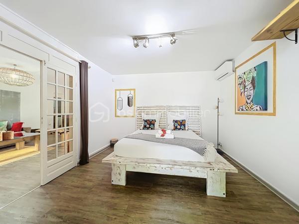 Delphine MIRANDA pour BSK Immobilier 

Un véritable écrin de sérénité à quelques minutes du bourg et des plages de Saint François.
Découvrez ce magnifique appartement T3 de 68 m2 (surface Carrez) offrant 125 m2 de surface totale , situé en rez-de-jardin d'une villa de standing au sein d'une petite copropriété de 4 lots.

Dès l'entrée vous serez séduit par sa décoration élégante et soignée, ses volumes agréables et son atmosphère chaleureuse.
L'appartement se compose d'une entrée, d'une cuisine aménagée et entièrement équipée ouverte sur un lumineux espace de vie, de deux chambres climatisée, dont l'une bénéficie d'un accès direct à la terrasse, ainsi que d'une salle d'eau avec douche et wc.

Les extérieurs sont pensés pour profiter pleinement de la vie antillaise :  le véritable coup de coeur réside dans ses beaux espaces privatifs, parfaitement intégrés à un environnement tropical luxuriant.
Vous profitez d'une terrasse couverte aménagée de 21 m2 prolongée par un deck de 32 m2 sous pergola, offrant une agréable perspective sur le jardin paysager et permettant de rejoindre directement la piscine.
Au coeur de cette végétation généreuse, la propriété dispose d'une piscine au sel de 5 x 5,50 m avec son solarium , accompagné d'une douche extérieure et d'un carbet détente idéal pour créer un espace supplémentaire dédié au repos et aux loisirs.
Le jardin soigneusement paysagé, accueille une belle diversité créant une ambiance intimiste et particulièrement apaisante.

Les prestations qui font la différence : 

- appartement vendu meublé clé en main 
- 68 m2 Carrez 125 m2 de surface totale 
- terrasse couverte de 21 m2
- deck de 32 m2 sous pergola 
- piscine au sel avec solarium et douche extérieure 
- jardin tropical paysager
- une place de stationnement privative 
- citerne tampon pour pallier aux coupures d'eau 
- chauffe-eau solaire 
- petite copropriété de 4 lots 
- DPE G / étiquette énergétique classe A 

Situé dans un secteur résidentiel calme et recherché tout en restant proche du bourg de Saint François, des commerces et des magnifiques plages de la commune, cet appartement constitue une adresse idéale aussi bien pour une résidence principale que pour une résidence secondaire ou un investissement locatif.

Un bien rare alliant confort, élégance et douceur de vivre tropicale, dans un environnement privilégié.
A découvrir sans tarder ! 

Pour plus d'informations, merci de privilégier l'appel ou sms whatsapp , demandez la vidéo ou positionner une visite.