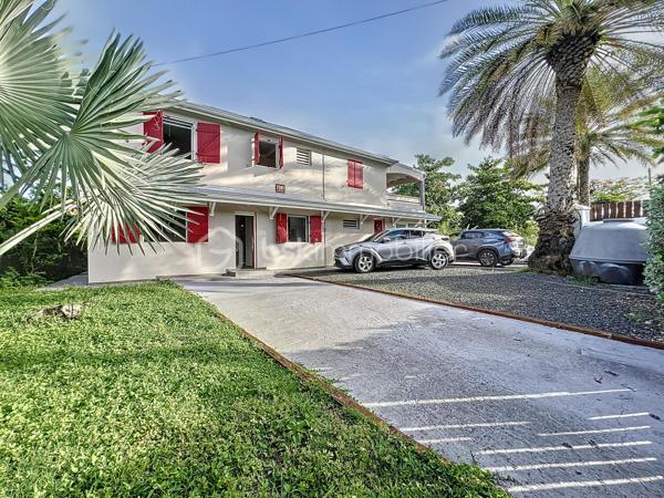 Delphine MIRANDA pour BSK Immobilier 

Un véritable écrin de sérénité à quelques minutes du bourg et des plages de Saint François.
Découvrez ce magnifique appartement T3 de 68 m2 (surface Carrez) offrant 125 m2 de surface totale , situé en rez-de-jardin d'une villa de standing au sein d'une petite copropriété de 4 lots.

Dès l'entrée vous serez séduit par sa décoration élégante et soignée, ses volumes agréables et son atmosphère chaleureuse.
L'appartement se compose d'une entrée, d'une cuisine aménagée et entièrement équipée ouverte sur un lumineux espace de vie, de deux chambres climatisée, dont l'une bénéficie d'un accès direct à la terrasse, ainsi que d'une salle d'eau avec douche et wc.

Les extérieurs sont pensés pour profiter pleinement de la vie antillaise :  le véritable coup de coeur réside dans ses beaux espaces privatifs, parfaitement intégrés à un environnement tropical luxuriant.
Vous profitez d'une terrasse couverte aménagée de 21 m2 prolongée par un deck de 32 m2 sous pergola, offrant une agréable perspective sur le jardin paysager et permettant de rejoindre directement la piscine.
Au coeur de cette végétation généreuse, la propriété dispose d'une piscine au sel de 5 x 5,50 m avec son solarium , accompagné d'une douche extérieure et d'un carbet détente idéal pour créer un espace supplémentaire dédié au repos et aux loisirs.
Le jardin soigneusement paysagé, accueille une belle diversité créant une ambiance intimiste et particulièrement apaisante.

Les prestations qui font la différence : 

- appartement vendu meublé clé en main 
- 68 m2 Carrez 125 m2 de surface totale 
- terrasse couverte de 21 m2
- deck de 32 m2 sous pergola 
- piscine au sel avec solarium et douche extérieure 
- jardin tropical paysager
- une place de stationnement privative 
- citerne tampon pour pallier aux coupures d'eau 
- chauffe-eau solaire 
- petite copropriété de 4 lots 
- DPE G / étiquette énergétique classe A 

Situé dans un secteur résidentiel calme et recherché tout en restant proche du bourg de Saint François, des commerces et des magnifiques plages de la commune, cet appartement constitue une adresse idéale aussi bien pour une résidence principale que pour une résidence secondaire ou un investissement locatif.

Un bien rare alliant confort, élégance et douceur de vivre tropicale, dans un environnement privilégié.
A découvrir sans tarder ! 

Pour plus d'informations, merci de privilégier l'appel ou sms whatsapp , demandez la vidéo ou positionner une visite.