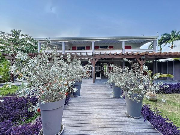 Delphine MIRANDA pour BSK Immobilier 

Un véritable écrin de sérénité à quelques minutes du bourg et des plages de Saint François.
Découvrez ce magnifique appartement T3 de 68 m2 (surface Carrez) offrant 125 m2 de surface totale , situé en rez-de-jardin d'une villa de standing au sein d'une petite copropriété de 4 lots.

Dès l'entrée vous serez séduit par sa décoration élégante et soignée, ses volumes agréables et son atmosphère chaleureuse.
L'appartement se compose d'une entrée, d'une cuisine aménagée et entièrement équipée ouverte sur un lumineux espace de vie, de deux chambres climatisée, dont l'une bénéficie d'un accès direct à la terrasse, ainsi que d'une salle d'eau avec douche et wc.

Les extérieurs sont pensés pour profiter pleinement de la vie antillaise :  le véritable coup de coeur réside dans ses beaux espaces privatifs, parfaitement intégrés à un environnement tropical luxuriant.
Vous profitez d'une terrasse couverte aménagée de 21 m2 prolongée par un deck de 32 m2 sous pergola, offrant une agréable perspective sur le jardin paysager et permettant de rejoindre directement la piscine.
Au coeur de cette végétation généreuse, la propriété dispose d'une piscine au sel de 5 x 5,50 m avec son solarium , accompagné d'une douche extérieure et d'un carbet détente idéal pour créer un espace supplémentaire dédié au repos et aux loisirs.
Le jardin soigneusement paysagé, accueille une belle diversité créant une ambiance intimiste et particulièrement apaisante.

Les prestations qui font la différence : 

- appartement vendu meublé clé en main 
- 68 m2 Carrez 125 m2 de surface totale 
- terrasse couverte de 21 m2
- deck de 32 m2 sous pergola 
- piscine au sel avec solarium et douche extérieure 
- jardin tropical paysager
- une place de stationnement privative 
- citerne tampon pour pallier aux coupures d'eau 
- chauffe-eau solaire 
- petite copropriété de 4 lots 
- DPE G / étiquette énergétique classe A 

Situé dans un secteur résidentiel calme et recherché tout en restant proche du bourg de Saint François, des commerces et des magnifiques plages de la commune, cet appartement constitue une adresse idéale aussi bien pour une résidence principale que pour une résidence secondaire ou un investissement locatif.

Un bien rare alliant confort, élégance et douceur de vivre tropicale, dans un environnement privilégié.
A découvrir sans tarder ! 

Pour plus d'informations, merci de privilégier l'appel ou sms whatsapp , demandez la vidéo ou positionner une visite.