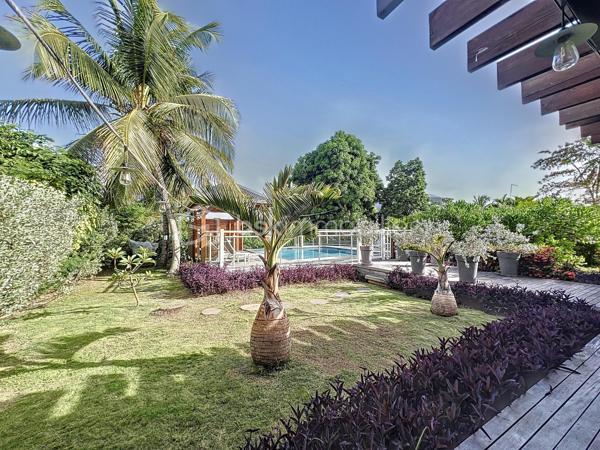 Delphine MIRANDA pour BSK Immobilier 

Un véritable écrin de sérénité à quelques minutes du bourg et des plages de Saint François.
Découvrez ce magnifique appartement T3 de 68 m2 (surface Carrez) offrant 125 m2 de surface totale , situé en rez-de-jardin d'une villa de standing au sein d'une petite copropriété de 4 lots.

Dès l'entrée vous serez séduit par sa décoration élégante et soignée, ses volumes agréables et son atmosphère chaleureuse.
L'appartement se compose d'une entrée, d'une cuisine aménagée et entièrement équipée ouverte sur un lumineux espace de vie, de deux chambres climatisée, dont l'une bénéficie d'un accès direct à la terrasse, ainsi que d'une salle d'eau avec douche et wc.

Les extérieurs sont pensés pour profiter pleinement de la vie antillaise :  le véritable coup de coeur réside dans ses beaux espaces privatifs, parfaitement intégrés à un environnement tropical luxuriant.
Vous profitez d'une terrasse couverte aménagée de 21 m2 prolongée par un deck de 32 m2 sous pergola, offrant une agréable perspective sur le jardin paysager et permettant de rejoindre directement la piscine.
Au coeur de cette végétation généreuse, la propriété dispose d'une piscine au sel de 5 x 5,50 m avec son solarium , accompagné d'une douche extérieure et d'un carbet détente idéal pour créer un espace supplémentaire dédié au repos et aux loisirs.
Le jardin soigneusement paysagé, accueille une belle diversité créant une ambiance intimiste et particulièrement apaisante.

Les prestations qui font la différence : 

- appartement vendu meublé clé en main 
- 68 m2 Carrez 125 m2 de surface totale 
- terrasse couverte de 21 m2
- deck de 32 m2 sous pergola 
- piscine au sel avec solarium et douche extérieure 
- jardin tropical paysager
- une place de stationnement privative 
- citerne tampon pour pallier aux coupures d'eau 
- chauffe-eau solaire 
- petite copropriété de 4 lots 
- DPE G / étiquette énergétique classe A 

Situé dans un secteur résidentiel calme et recherché tout en restant proche du bourg de Saint François, des commerces et des magnifiques plages de la commune, cet appartement constitue une adresse idéale aussi bien pour une résidence principale que pour une résidence secondaire ou un investissement locatif.

Un bien rare alliant confort, élégance et douceur de vivre tropicale, dans un environnement privilégié.
A découvrir sans tarder ! 

Pour plus d'informations, merci de privilégier l'appel ou sms whatsapp , demandez la vidéo ou positionner une visite.