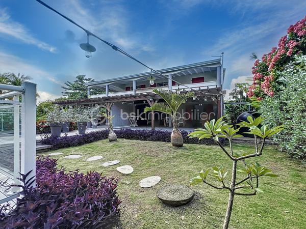 Delphine MIRANDA pour BSK Immobilier 

Un véritable écrin de sérénité à quelques minutes du bourg et des plages de Saint François.
Découvrez ce magnifique appartement T3 de 68 m2 (surface Carrez) offrant 125 m2 de surface totale , situé en rez-de-jardin d'une villa de standing au sein d'une petite copropriété de 4 lots.

Dès l'entrée vous serez séduit par sa décoration élégante et soignée, ses volumes agréables et son atmosphère chaleureuse.
L'appartement se compose d'une entrée, d'une cuisine aménagée et entièrement équipée ouverte sur un lumineux espace de vie, de deux chambres climatisée, dont l'une bénéficie d'un accès direct à la terrasse, ainsi que d'une salle d'eau avec douche et wc.

Les extérieurs sont pensés pour profiter pleinement de la vie antillaise :  le véritable coup de coeur réside dans ses beaux espaces privatifs, parfaitement intégrés à un environnement tropical luxuriant.
Vous profitez d'une terrasse couverte aménagée de 21 m2 prolongée par un deck de 32 m2 sous pergola, offrant une agréable perspective sur le jardin paysager et permettant de rejoindre directement la piscine.
Au coeur de cette végétation généreuse, la propriété dispose d'une piscine au sel de 5 x 5,50 m avec son solarium , accompagné d'une douche extérieure et d'un carbet détente idéal pour créer un espace supplémentaire dédié au repos et aux loisirs.
Le jardin soigneusement paysagé, accueille une belle diversité créant une ambiance intimiste et particulièrement apaisante.

Les prestations qui font la différence : 

- appartement vendu meublé clé en main 
- 68 m2 Carrez 125 m2 de surface totale 
- terrasse couverte de 21 m2
- deck de 32 m2 sous pergola 
- piscine au sel avec solarium et douche extérieure 
- jardin tropical paysager
- une place de stationnement privative 
- citerne tampon pour pallier aux coupures d'eau 
- chauffe-eau solaire 
- petite copropriété de 4 lots 
- DPE G / étiquette énergétique classe A 

Situé dans un secteur résidentiel calme et recherché tout en restant proche du bourg de Saint François, des commerces et des magnifiques plages de la commune, cet appartement constitue une adresse idéale aussi bien pour une résidence principale que pour une résidence secondaire ou un investissement locatif.

Un bien rare alliant confort, élégance et douceur de vivre tropicale, dans un environnement privilégié.
A découvrir sans tarder ! 

Pour plus d'informations, merci de privilégier l'appel ou sms whatsapp , demandez la vidéo ou positionner une visite.