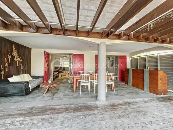 Delphine MIRANDA pour BSK Immobilier 

Un véritable écrin de sérénité à quelques minutes du bourg et des plages de Saint François.
Découvrez ce magnifique appartement T3 de 68 m2 (surface Carrez) offrant 125 m2 de surface totale , situé en rez-de-jardin d'une villa de standing au sein d'une petite copropriété de 4 lots.

Dès l'entrée vous serez séduit par sa décoration élégante et soignée, ses volumes agréables et son atmosphère chaleureuse.
L'appartement se compose d'une entrée, d'une cuisine aménagée et entièrement équipée ouverte sur un lumineux espace de vie, de deux chambres climatisée, dont l'une bénéficie d'un accès direct à la terrasse, ainsi que d'une salle d'eau avec douche et wc.

Les extérieurs sont pensés pour profiter pleinement de la vie antillaise :  le véritable coup de coeur réside dans ses beaux espaces privatifs, parfaitement intégrés à un environnement tropical luxuriant.
Vous profitez d'une terrasse couverte aménagée de 21 m2 prolongée par un deck de 32 m2 sous pergola, offrant une agréable perspective sur le jardin paysager et permettant de rejoindre directement la piscine.
Au coeur de cette végétation généreuse, la propriété dispose d'une piscine au sel de 5 x 5,50 m avec son solarium , accompagné d'une douche extérieure et d'un carbet détente idéal pour créer un espace supplémentaire dédié au repos et aux loisirs.
Le jardin soigneusement paysagé, accueille une belle diversité créant une ambiance intimiste et particulièrement apaisante.

Les prestations qui font la différence : 

- appartement vendu meublé clé en main 
- 68 m2 Carrez 125 m2 de surface totale 
- terrasse couverte de 21 m2
- deck de 32 m2 sous pergola 
- piscine au sel avec solarium et douche extérieure 
- jardin tropical paysager
- une place de stationnement privative 
- citerne tampon pour pallier aux coupures d'eau 
- chauffe-eau solaire 
- petite copropriété de 4 lots 
- DPE G / étiquette énergétique classe A 

Situé dans un secteur résidentiel calme et recherché tout en restant proche du bourg de Saint François, des commerces et des magnifiques plages de la commune, cet appartement constitue une adresse idéale aussi bien pour une résidence principale que pour une résidence secondaire ou un investissement locatif.

Un bien rare alliant confort, élégance et douceur de vivre tropicale, dans un environnement privilégié.
A découvrir sans tarder ! 

Pour plus d'informations, merci de privilégier l'appel ou sms whatsapp , demandez la vidéo ou positionner une visite.