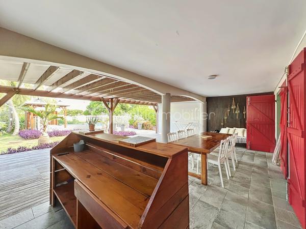 Delphine MIRANDA pour BSK Immobilier 

Un véritable écrin de sérénité à quelques minutes du bourg et des plages de Saint François.
Découvrez ce magnifique appartement T3 de 68 m2 (surface Carrez) offrant 125 m2 de surface totale , situé en rez-de-jardin d'une villa de standing au sein d'une petite copropriété de 4 lots.

Dès l'entrée vous serez séduit par sa décoration élégante et soignée, ses volumes agréables et son atmosphère chaleureuse.
L'appartement se compose d'une entrée, d'une cuisine aménagée et entièrement équipée ouverte sur un lumineux espace de vie, de deux chambres climatisée, dont l'une bénéficie d'un accès direct à la terrasse, ainsi que d'une salle d'eau avec douche et wc.

Les extérieurs sont pensés pour profiter pleinement de la vie antillaise :  le véritable coup de coeur réside dans ses beaux espaces privatifs, parfaitement intégrés à un environnement tropical luxuriant.
Vous profitez d'une terrasse couverte aménagée de 21 m2 prolongée par un deck de 32 m2 sous pergola, offrant une agréable perspective sur le jardin paysager et permettant de rejoindre directement la piscine.
Au coeur de cette végétation généreuse, la propriété dispose d'une piscine au sel de 5 x 5,50 m avec son solarium , accompagné d'une douche extérieure et d'un carbet détente idéal pour créer un espace supplémentaire dédié au repos et aux loisirs.
Le jardin soigneusement paysagé, accueille une belle diversité créant une ambiance intimiste et particulièrement apaisante.

Les prestations qui font la différence : 

- appartement vendu meublé clé en main 
- 68 m2 Carrez 125 m2 de surface totale 
- terrasse couverte de 21 m2
- deck de 32 m2 sous pergola 
- piscine au sel avec solarium et douche extérieure 
- jardin tropical paysager
- une place de stationnement privative 
- citerne tampon pour pallier aux coupures d'eau 
- chauffe-eau solaire 
- petite copropriété de 4 lots 
- DPE G / étiquette énergétique classe A 

Situé dans un secteur résidentiel calme et recherché tout en restant proche du bourg de Saint François, des commerces et des magnifiques plages de la commune, cet appartement constitue une adresse idéale aussi bien pour une résidence principale que pour une résidence secondaire ou un investissement locatif.

Un bien rare alliant confort, élégance et douceur de vivre tropicale, dans un environnement privilégié.
A découvrir sans tarder ! 

Pour plus d'informations, merci de privilégier l'appel ou sms whatsapp , demandez la vidéo ou positionner une visite.