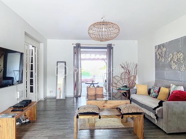 Delphine MIRANDA pour BSK Immobilier 

Un véritable écrin de sérénité à quelques minutes du bourg et des plages de Saint François.
Découvrez ce magnifique appartement T3 de 68 m2 (surface Carrez) offrant 125 m2 de surface totale , situé en rez-de-jardin d'une villa de standing au sein d'une petite copropriété de 4 lots.

Dès l'entrée vous serez séduit par sa décoration élégante et soignée, ses volumes agréables et son atmosphère chaleureuse.
L'appartement se compose d'une entrée, d'une cuisine aménagée et entièrement équipée ouverte sur un lumineux espace de vie, de deux chambres climatisée, dont l'une bénéficie d'un accès direct à la terrasse, ainsi que d'une salle d'eau avec douche et wc.

Les extérieurs sont pensés pour profiter pleinement de la vie antillaise :  le véritable coup de coeur réside dans ses beaux espaces privatifs, parfaitement intégrés à un environnement tropical luxuriant.
Vous profitez d'une terrasse couverte aménagée de 21 m2 prolongée par un deck de 32 m2 sous pergola, offrant une agréable perspective sur le jardin paysager et permettant de rejoindre directement la piscine.
Au coeur de cette végétation généreuse, la propriété dispose d'une piscine au sel de 5 x 5,50 m avec son solarium , accompagné d'une douche extérieure et d'un carbet détente idéal pour créer un espace supplémentaire dédié au repos et aux loisirs.
Le jardin soigneusement paysagé, accueille une belle diversité créant une ambiance intimiste et particulièrement apaisante.

Les prestations qui font la différence : 

- appartement vendu meublé clé en main 
- 68 m2 Carrez 125 m2 de surface totale 
- terrasse couverte de 21 m2
- deck de 32 m2 sous pergola 
- piscine au sel avec solarium et douche extérieure 
- jardin tropical paysager
- une place de stationnement privative 
- citerne tampon pour pallier aux coupures d'eau 
- chauffe-eau solaire 
- petite copropriété de 4 lots 
- DPE G / étiquette énergétique classe A 

Situé dans un secteur résidentiel calme et recherché tout en restant proche du bourg de Saint François, des commerces et des magnifiques plages de la commune, cet appartement constitue une adresse idéale aussi bien pour une résidence principale que pour une résidence secondaire ou un investissement locatif.

Un bien rare alliant confort, élégance et douceur de vivre tropicale, dans un environnement privilégié.
A découvrir sans tarder ! 

Pour plus d'informations, merci de privilégier l'appel ou sms whatsapp , demandez la vidéo ou positionner une visite.