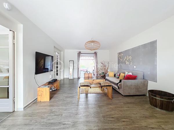 Delphine MIRANDA pour BSK Immobilier 

Un véritable écrin de sérénité à quelques minutes du bourg et des plages de Saint François.
Découvrez ce magnifique appartement T3 de 68 m2 (surface Carrez) offrant 125 m2 de surface totale , situé en rez-de-jardin d'une villa de standing au sein d'une petite copropriété de 4 lots.

Dès l'entrée vous serez séduit par sa décoration élégante et soignée, ses volumes agréables et son atmosphère chaleureuse.
L'appartement se compose d'une entrée, d'une cuisine aménagée et entièrement équipée ouverte sur un lumineux espace de vie, de deux chambres climatisée, dont l'une bénéficie d'un accès direct à la terrasse, ainsi que d'une salle d'eau avec douche et wc.

Les extérieurs sont pensés pour profiter pleinement de la vie antillaise :  le véritable coup de coeur réside dans ses beaux espaces privatifs, parfaitement intégrés à un environnement tropical luxuriant.
Vous profitez d'une terrasse couverte aménagée de 21 m2 prolongée par un deck de 32 m2 sous pergola, offrant une agréable perspective sur le jardin paysager et permettant de rejoindre directement la piscine.
Au coeur de cette végétation généreuse, la propriété dispose d'une piscine au sel de 5 x 5,50 m avec son solarium , accompagné d'une douche extérieure et d'un carbet détente idéal pour créer un espace supplémentaire dédié au repos et aux loisirs.
Le jardin soigneusement paysagé, accueille une belle diversité créant une ambiance intimiste et particulièrement apaisante.

Les prestations qui font la différence : 

- appartement vendu meublé clé en main 
- 68 m2 Carrez 125 m2 de surface totale 
- terrasse couverte de 21 m2
- deck de 32 m2 sous pergola 
- piscine au sel avec solarium et douche extérieure 
- jardin tropical paysager
- une place de stationnement privative 
- citerne tampon pour pallier aux coupures d'eau 
- chauffe-eau solaire 
- petite copropriété de 4 lots 
- DPE G / étiquette énergétique classe A 

Situé dans un secteur résidentiel calme et recherché tout en restant proche du bourg de Saint François, des commerces et des magnifiques plages de la commune, cet appartement constitue une adresse idéale aussi bien pour une résidence principale que pour une résidence secondaire ou un investissement locatif.

Un bien rare alliant confort, élégance et douceur de vivre tropicale, dans un environnement privilégié.
A découvrir sans tarder ! 

Pour plus d'informations, merci de privilégier l'appel ou sms whatsapp , demandez la vidéo ou positionner une visite.