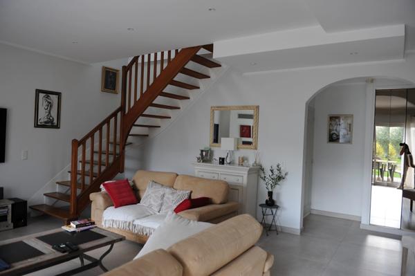 Rare sur le secteur : grande maison avec dépendances sur 1300 m² de terrain