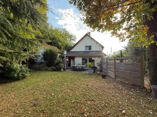 Rare sur le secteur : grande maison avec dépendances sur 1300 m² de terrain