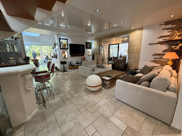 Rare sur le secteur : grande maison avec dépendances sur 1300 m² de terrain