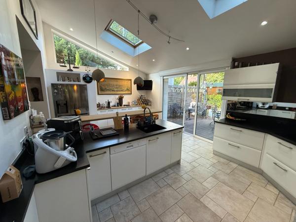 Rare sur le secteur : grande maison avec dépendances sur 1300 m² de terrain