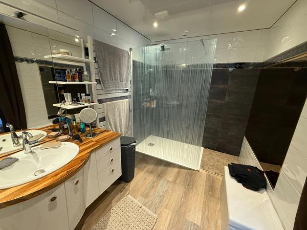 Rare sur le secteur : grande maison avec dépendances sur 1300 m² de terrain