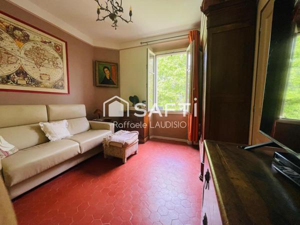 Charme à l'ancien, beaux volumes,  terrain arboré de 3 000 m²