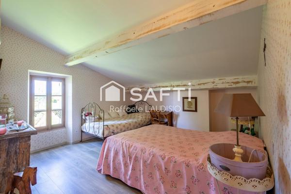 Charme à l'ancien, beaux volumes,  terrain arboré de 3 000 m²