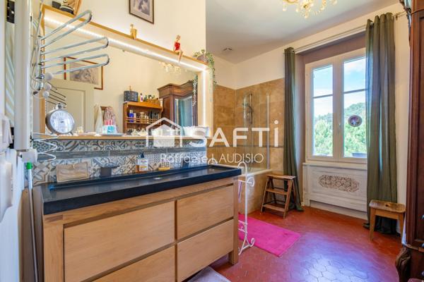 Charme à l'ancien, beaux volumes,  terrain arboré de 3 000 m²