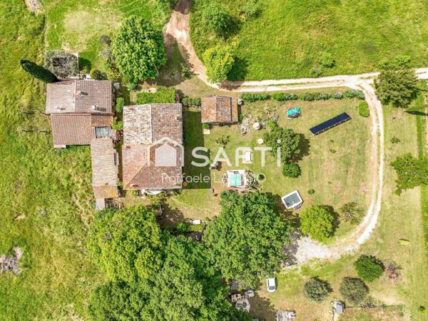 Charme à l'ancien, beaux volumes,  terrain arboré de 3 000 m²