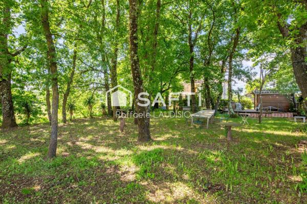 Charme à l'ancien, beaux volumes,  terrain arboré de 3 000 m²