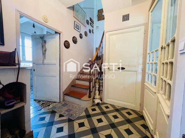 Charme à l'ancien, beaux volumes,  terrain arboré de 3 000 m²