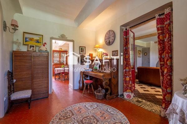 Charme à l'ancien, beaux volumes,  terrain arboré de 3 000 m²