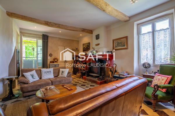 Charme à l'ancien, beaux volumes,  terrain arboré de 3 000 m²