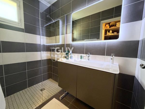 Propriété à vendre de 11 pièces de 241,91 m² avec terrain et piscine