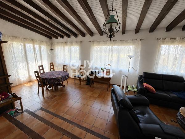 Propriété à vendre de 11 pièces de 241,91 m² avec terrain et piscine