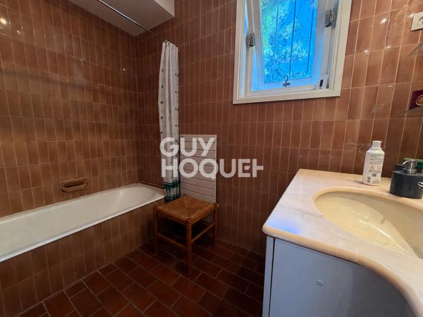 Propriété à vendre de 11 pièces de 241,91 m² avec terrain et piscine