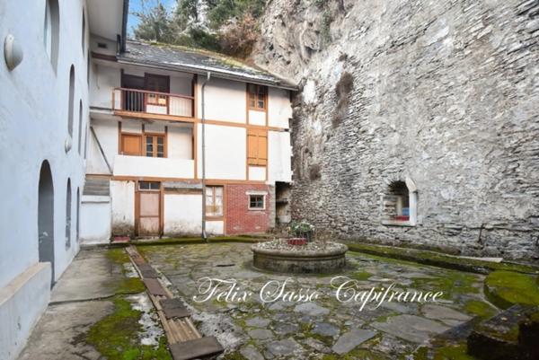 À vendre LUZ-SAINT-SAUVEUR 65 – Partie d’immeuble à rénover