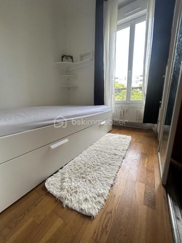 UN PETIT BIJOU CACHÉ EN PLEIN CŒUR DE VILLE !

Et si votre prochain appartement se trouvait derrière les murs d’une ancienne maison de maître, au cœur d’un parc arboré… ?
À découvrir sans tarder : charmant 2 pièces d’environ 28 m², situé au 1er étage d’une petite résidence intimiste, aménagée dans une magnifique ancienne maison de maître entourée de verdure.
Un véritable cocon au calme, bénéficiant d’une vue dégagée sur le parc, tout en étant situé en plein centre-ville de Corbeil-Essonnes.
Et surtout… ce bien est proposé en VENTE INTERACTIVE !
PRIX D’APPEL : 73 000 € !
Paliers d’enchères : 3 000 €
Vente interactive prévue le 12 octobre
Une occasion pour les acquéreurs de se positionner sur ce bien plein de charme à partir d’un prix d’appel particulièrement attractif.

POURQUOI VOUS ALLEZ CRAQUER ?
UN CADRE RARE
Imaginez : le calme d’un parc arboré, le charme d’une maison de maître, une résidence à taille humaine… et pourtant, vous êtes en plein centre-ville !
L’appartement profite d’une vue dégagée sur le parc, d’une belle luminosité et d’une hauteur sous plafond qui accentue le cachet de l’ancien.

UN 2 PIÈCES BIEN PENSÉ
D’une superficie d’environ 28 m², il propose :

 Une entrée avec penderie
 Une belle chambre avec dressing
 Une pièce de vie lumineuse et fonctionnelle
 Une cuisine aménagée et équipée ouverte sur le séjour
 Une belle hauteur sous plafond
 Une agréable vue dégagée sur le parc
 Une cave
 Un stationnement privé et sécurisé

Un appartement à la fois fonctionnel, lumineux et plein de caractère. Quand aux charges de copropriété, en étant sur une petite copropriété, vous bénéficiez de faibles charges, un avantage à ne pas négliger. 

PARIS À ENVIRON 30 MINUTES EN RER !

Autre atout majeur : sa localisation.
Corbeil-Essonnes bénéficie d’une desserte permettant de rejoindre Paris en environ 30 minutes en RER, selon la destination et le trajet.
À proximité, vous trouverez également commerces, écoles, services et infrastructures, ainsi que de nombreux espaces propices aux promenades et aux moments de détente, notamment autour de la Seine.
 Une vraie alternative pour celles et ceux qui souhaitent rester proches de Paris tout en profitant d’un cadre plus calme et verdoyant.

 PREMIER ACHAT OU INVESTISSEMENT LOCATIF 

Ce bien mérite votre attention !
Son emplacement en centre-ville, sa proximité des transports, son stationnement privé, son environnement verdoyant et son charme atypique en font une opportunité intéressante aussi bien pour :
 un premier achat
 un investissement locatif  ( estimation locative sur demande ) 
 un pied-à-terre proche de Paris
 un investissement patrimonial

 À SAISIR : VENTE INTERACTIVE À PARTIR DE 73 000 € !
 RENDEZ-VOUS LE 12 OCTOBRE
 PRIX D’APPEL : 73 000 €
 PALIERS : 3 000 €

Un bien atypique, un environnement rare et un prix d’appel qui donne envie de se positionner…
Ne vous contentez pas de regarder l’annonce : venez découvrir le lieu et laissez-vous séduire !
 Contactez-moi dès maintenant pour obtenir les informations relatives à la vente interactive et organiser votre visite.

 CORBEIL-ESSONNES CENTRE-VILLE
 LE CHARME DE L’ANCIEN
 LUMINOSITÉ & VUE SUR PARC
 PARKING PRIVÉ & SÉCURISÉ
 CAVE
 PARIS À ENVIRON 30 MIN EN RER
 VENTE INTERACTIVE – 73 000 € – 12 OCTOBRE