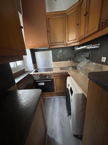 UN PETIT BIJOU CACHÉ EN PLEIN CŒUR DE VILLE !

Et si votre prochain appartement se trouvait derrière les murs d’une ancienne maison de maître, au cœur d’un parc arboré… ?
À découvrir sans tarder : charmant 2 pièces d’environ 28 m², situé au 1er étage d’une petite résidence intimiste, aménagée dans une magnifique ancienne maison de maître entourée de verdure.
Un véritable cocon au calme, bénéficiant d’une vue dégagée sur le parc, tout en étant situé en plein centre-ville de Corbeil-Essonnes.
Et surtout… ce bien est proposé en VENTE INTERACTIVE !
PRIX D’APPEL : 73 000 € !
Paliers d’enchères : 3 000 €
Vente interactive prévue le 12 octobre
Une occasion pour les acquéreurs de se positionner sur ce bien plein de charme à partir d’un prix d’appel particulièrement attractif.

POURQUOI VOUS ALLEZ CRAQUER ?
UN CADRE RARE
Imaginez : le calme d’un parc arboré, le charme d’une maison de maître, une résidence à taille humaine… et pourtant, vous êtes en plein centre-ville !
L’appartement profite d’une vue dégagée sur le parc, d’une belle luminosité et d’une hauteur sous plafond qui accentue le cachet de l’ancien.

UN 2 PIÈCES BIEN PENSÉ
D’une superficie d’environ 28 m², il propose :

 Une entrée avec penderie
 Une belle chambre avec dressing
 Une pièce de vie lumineuse et fonctionnelle
 Une cuisine aménagée et équipée ouverte sur le séjour
 Une belle hauteur sous plafond
 Une agréable vue dégagée sur le parc
 Une cave
 Un stationnement privé et sécurisé

Un appartement à la fois fonctionnel, lumineux et plein de caractère. Quand aux charges de copropriété, en étant sur une petite copropriété, vous bénéficiez de faibles charges, un avantage à ne pas négliger. 

PARIS À ENVIRON 30 MINUTES EN RER !

Autre atout majeur : sa localisation.
Corbeil-Essonnes bénéficie d’une desserte permettant de rejoindre Paris en environ 30 minutes en RER, selon la destination et le trajet.
À proximité, vous trouverez également commerces, écoles, services et infrastructures, ainsi que de nombreux espaces propices aux promenades et aux moments de détente, notamment autour de la Seine.
 Une vraie alternative pour celles et ceux qui souhaitent rester proches de Paris tout en profitant d’un cadre plus calme et verdoyant.

 PREMIER ACHAT OU INVESTISSEMENT LOCATIF 

Ce bien mérite votre attention !
Son emplacement en centre-ville, sa proximité des transports, son stationnement privé, son environnement verdoyant et son charme atypique en font une opportunité intéressante aussi bien pour :
 un premier achat
 un investissement locatif  ( estimation locative sur demande ) 
 un pied-à-terre proche de Paris
 un investissement patrimonial

 À SAISIR : VENTE INTERACTIVE À PARTIR DE 73 000 € !
 RENDEZ-VOUS LE 12 OCTOBRE
 PRIX D’APPEL : 73 000 €
 PALIERS : 3 000 €

Un bien atypique, un environnement rare et un prix d’appel qui donne envie de se positionner…
Ne vous contentez pas de regarder l’annonce : venez découvrir le lieu et laissez-vous séduire !
 Contactez-moi dès maintenant pour obtenir les informations relatives à la vente interactive et organiser votre visite.

 CORBEIL-ESSONNES CENTRE-VILLE
 LE CHARME DE L’ANCIEN
 LUMINOSITÉ & VUE SUR PARC
 PARKING PRIVÉ & SÉCURISÉ
 CAVE
 PARIS À ENVIRON 30 MIN EN RER
 VENTE INTERACTIVE – 73 000 € – 12 OCTOBRE