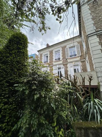 UN PETIT BIJOU CACHÉ EN PLEIN CŒUR DE VILLE !

Et si votre prochain appartement se trouvait derrière les murs d’une ancienne maison de maître, au cœur d’un parc arboré… ?
À découvrir sans tarder : charmant 2 pièces d’environ 28 m², situé au 1er étage d’une petite résidence intimiste, aménagée dans une magnifique ancienne maison de maître entourée de verdure.
Un véritable cocon au calme, bénéficiant d’une vue dégagée sur le parc, tout en étant situé en plein centre-ville de Corbeil-Essonnes.
Et surtout… ce bien est proposé en VENTE INTERACTIVE !
PRIX D’APPEL : 73 000 € !
Paliers d’enchères : 3 000 €
Vente interactive prévue le 12 octobre
Une occasion pour les acquéreurs de se positionner sur ce bien plein de charme à partir d’un prix d’appel particulièrement attractif.

POURQUOI VOUS ALLEZ CRAQUER ?
UN CADRE RARE
Imaginez : le calme d’un parc arboré, le charme d’une maison de maître, une résidence à taille humaine… et pourtant, vous êtes en plein centre-ville !
L’appartement profite d’une vue dégagée sur le parc, d’une belle luminosité et d’une hauteur sous plafond qui accentue le cachet de l’ancien.

UN 2 PIÈCES BIEN PENSÉ
D’une superficie d’environ 28 m², il propose :

 Une entrée avec penderie
 Une belle chambre avec dressing
 Une pièce de vie lumineuse et fonctionnelle
 Une cuisine aménagée et équipée ouverte sur le séjour
 Une belle hauteur sous plafond
 Une agréable vue dégagée sur le parc
 Une cave
 Un stationnement privé et sécurisé

Un appartement à la fois fonctionnel, lumineux et plein de caractère. Quand aux charges de copropriété, en étant sur une petite copropriété, vous bénéficiez de faibles charges, un avantage à ne pas négliger. 

PARIS À ENVIRON 30 MINUTES EN RER !

Autre atout majeur : sa localisation.
Corbeil-Essonnes bénéficie d’une desserte permettant de rejoindre Paris en environ 30 minutes en RER, selon la destination et le trajet.
À proximité, vous trouverez également commerces, écoles, services et infrastructures, ainsi que de nombreux espaces propices aux promenades et aux moments de détente, notamment autour de la Seine.
 Une vraie alternative pour celles et ceux qui souhaitent rester proches de Paris tout en profitant d’un cadre plus calme et verdoyant.

 PREMIER ACHAT OU INVESTISSEMENT LOCATIF 

Ce bien mérite votre attention !
Son emplacement en centre-ville, sa proximité des transports, son stationnement privé, son environnement verdoyant et son charme atypique en font une opportunité intéressante aussi bien pour :
 un premier achat
 un investissement locatif  ( estimation locative sur demande ) 
 un pied-à-terre proche de Paris
 un investissement patrimonial

 À SAISIR : VENTE INTERACTIVE À PARTIR DE 73 000 € !
 RENDEZ-VOUS LE 12 OCTOBRE
 PRIX D’APPEL : 73 000 €
 PALIERS : 3 000 €

Un bien atypique, un environnement rare et un prix d’appel qui donne envie de se positionner…
Ne vous contentez pas de regarder l’annonce : venez découvrir le lieu et laissez-vous séduire !
 Contactez-moi dès maintenant pour obtenir les informations relatives à la vente interactive et organiser votre visite.

 CORBEIL-ESSONNES CENTRE-VILLE
 LE CHARME DE L’ANCIEN
 LUMINOSITÉ & VUE SUR PARC
 PARKING PRIVÉ & SÉCURISÉ
 CAVE
 PARIS À ENVIRON 30 MIN EN RER
 VENTE INTERACTIVE – 73 000 € – 12 OCTOBRE