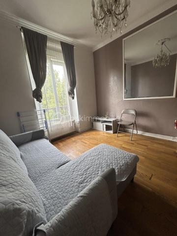 UN PETIT BIJOU CACHÉ EN PLEIN CŒUR DE VILLE !

Et si votre prochain appartement se trouvait derrière les murs d’une ancienne maison de maître, au cœur d’un parc arboré… ?
À découvrir sans tarder : charmant 2 pièces d’environ 28 m², situé au 1er étage d’une petite résidence intimiste, aménagée dans une magnifique ancienne maison de maître entourée de verdure.
Un véritable cocon au calme, bénéficiant d’une vue dégagée sur le parc, tout en étant situé en plein centre-ville de Corbeil-Essonnes.
Et surtout… ce bien est proposé en VENTE INTERACTIVE !
PRIX D’APPEL : 73 000 € !
Paliers d’enchères : 3 000 €
Vente interactive prévue le 12 octobre
Une occasion pour les acquéreurs de se positionner sur ce bien plein de charme à partir d’un prix d’appel particulièrement attractif.

POURQUOI VOUS ALLEZ CRAQUER ?
UN CADRE RARE
Imaginez : le calme d’un parc arboré, le charme d’une maison de maître, une résidence à taille humaine… et pourtant, vous êtes en plein centre-ville !
L’appartement profite d’une vue dégagée sur le parc, d’une belle luminosité et d’une hauteur sous plafond qui accentue le cachet de l’ancien.

UN 2 PIÈCES BIEN PENSÉ
D’une superficie d’environ 28 m², il propose :

 Une entrée avec penderie
 Une belle chambre avec dressing
 Une pièce de vie lumineuse et fonctionnelle
 Une cuisine aménagée et équipée ouverte sur le séjour
 Une belle hauteur sous plafond
 Une agréable vue dégagée sur le parc
 Une cave
 Un stationnement privé et sécurisé

Un appartement à la fois fonctionnel, lumineux et plein de caractère. Quand aux charges de copropriété, en étant sur une petite copropriété, vous bénéficiez de faibles charges, un avantage à ne pas négliger. 

PARIS À ENVIRON 30 MINUTES EN RER !

Autre atout majeur : sa localisation.
Corbeil-Essonnes bénéficie d’une desserte permettant de rejoindre Paris en environ 30 minutes en RER, selon la destination et le trajet.
À proximité, vous trouverez également commerces, écoles, services et infrastructures, ainsi que de nombreux espaces propices aux promenades et aux moments de détente, notamment autour de la Seine.
 Une vraie alternative pour celles et ceux qui souhaitent rester proches de Paris tout en profitant d’un cadre plus calme et verdoyant.

 PREMIER ACHAT OU INVESTISSEMENT LOCATIF 

Ce bien mérite votre attention !
Son emplacement en centre-ville, sa proximité des transports, son stationnement privé, son environnement verdoyant et son charme atypique en font une opportunité intéressante aussi bien pour :
 un premier achat
 un investissement locatif  ( estimation locative sur demande ) 
 un pied-à-terre proche de Paris
 un investissement patrimonial

 À SAISIR : VENTE INTERACTIVE À PARTIR DE 73 000 € !
 RENDEZ-VOUS LE 12 OCTOBRE
 PRIX D’APPEL : 73 000 €
 PALIERS : 3 000 €

Un bien atypique, un environnement rare et un prix d’appel qui donne envie de se positionner…
Ne vous contentez pas de regarder l’annonce : venez découvrir le lieu et laissez-vous séduire !
 Contactez-moi dès maintenant pour obtenir les informations relatives à la vente interactive et organiser votre visite.

 CORBEIL-ESSONNES CENTRE-VILLE
 LE CHARME DE L’ANCIEN
 LUMINOSITÉ & VUE SUR PARC
 PARKING PRIVÉ & SÉCURISÉ
 CAVE
 PARIS À ENVIRON 30 MIN EN RER
 VENTE INTERACTIVE – 73 000 € – 12 OCTOBRE