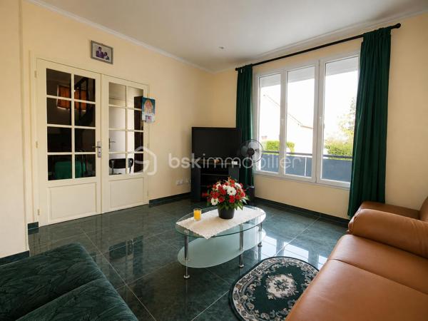 À Bobigny, venez découvrir cette maison familiale offrant de beaux volumes, un jardin agréable et de nombreux espaces complémentaires. 

Au rez-de-chaussée, vous trouverez une entrée, un salon, une cuisine, une chambre, un WC séparé ainsi qu’une véranda aménagée en salle d’eau. 

À l’étage, la maison dispose de deux chambres, d’une salle de bains avec WC et d’un balcon. 

Les combles aménagés en grand espace ouvert apportent un véritable volume supplémentaire et pourront s’adapter à vos envies : bureau, salle de jeux, espace détente ou rangement. 

La maison bénéficie également d’une cave totale, d’un garage indépendant et d’un jardin, le tout sur une parcelle de 277 m². 

Surface de référence DPE : 136 m²
 3 chambres  - 4 pièces 
DPE : C

Prix : 379 000 € HAI 

Une maison idéale pour une famille recherchant de l’espace et du potentiel à Bobigny.