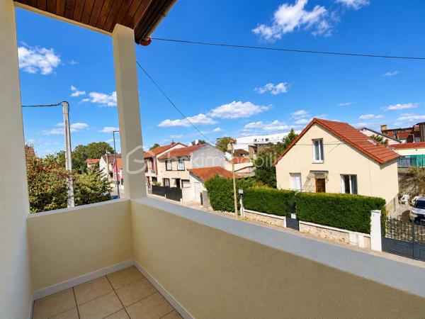 À Bobigny, venez découvrir cette maison familiale offrant de beaux volumes, un jardin agréable et de nombreux espaces complémentaires. 

Au rez-de-chaussée, vous trouverez une entrée, un salon, une cuisine, une chambre, un WC séparé ainsi qu’une véranda aménagée en salle d’eau. 

À l’étage, la maison dispose de deux chambres, d’une salle de bains avec WC et d’un balcon. 

Les combles aménagés en grand espace ouvert apportent un véritable volume supplémentaire et pourront s’adapter à vos envies : bureau, salle de jeux, espace détente ou rangement. 

La maison bénéficie également d’une cave totale, d’un garage indépendant et d’un jardin, le tout sur une parcelle de 277 m². 

Surface de référence DPE : 136 m²
 3 chambres  - 4 pièces 
DPE : C

Prix : 379 000 € HAI 

Une maison idéale pour une famille recherchant de l’espace et du potentiel à Bobigny.