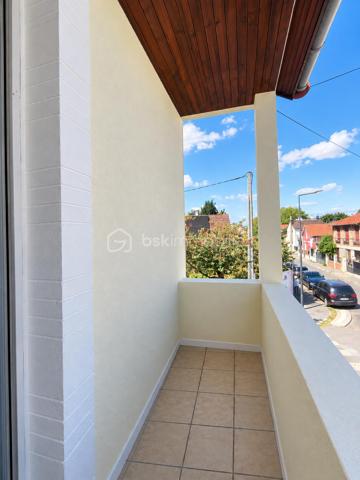 À Bobigny, venez découvrir cette maison familiale offrant de beaux volumes, un jardin agréable et de nombreux espaces complémentaires. 

Au rez-de-chaussée, vous trouverez une entrée, un salon, une cuisine, une chambre, un WC séparé ainsi qu’une véranda aménagée en salle d’eau. 

À l’étage, la maison dispose de deux chambres, d’une salle de bains avec WC et d’un balcon. 

Les combles aménagés en grand espace ouvert apportent un véritable volume supplémentaire et pourront s’adapter à vos envies : bureau, salle de jeux, espace détente ou rangement. 

La maison bénéficie également d’une cave totale, d’un garage indépendant et d’un jardin, le tout sur une parcelle de 277 m². 

Surface de référence DPE : 136 m²
 3 chambres  - 4 pièces 
DPE : C

Prix : 379 000 € HAI 

Une maison idéale pour une famille recherchant de l’espace et du potentiel à Bobigny.