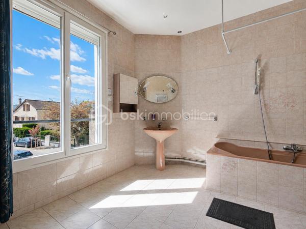 À Bobigny, venez découvrir cette maison familiale offrant de beaux volumes, un jardin agréable et de nombreux espaces complémentaires. 

Au rez-de-chaussée, vous trouverez une entrée, un salon, une cuisine, une chambre, un WC séparé ainsi qu’une véranda aménagée en salle d’eau. 

À l’étage, la maison dispose de deux chambres, d’une salle de bains avec WC et d’un balcon. 

Les combles aménagés en grand espace ouvert apportent un véritable volume supplémentaire et pourront s’adapter à vos envies : bureau, salle de jeux, espace détente ou rangement. 

La maison bénéficie également d’une cave totale, d’un garage indépendant et d’un jardin, le tout sur une parcelle de 277 m². 

Surface de référence DPE : 136 m²
 3 chambres  - 4 pièces 
DPE : C

Prix : 379 000 € HAI 

Une maison idéale pour une famille recherchant de l’espace et du potentiel à Bobigny.