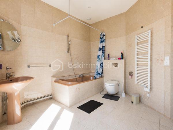 À Bobigny, venez découvrir cette maison familiale offrant de beaux volumes, un jardin agréable et de nombreux espaces complémentaires. 

Au rez-de-chaussée, vous trouverez une entrée, un salon, une cuisine, une chambre, un WC séparé ainsi qu’une véranda aménagée en salle d’eau. 

À l’étage, la maison dispose de deux chambres, d’une salle de bains avec WC et d’un balcon. 

Les combles aménagés en grand espace ouvert apportent un véritable volume supplémentaire et pourront s’adapter à vos envies : bureau, salle de jeux, espace détente ou rangement. 

La maison bénéficie également d’une cave totale, d’un garage indépendant et d’un jardin, le tout sur une parcelle de 277 m². 

Surface de référence DPE : 136 m²
 3 chambres  - 4 pièces 
DPE : C

Prix : 379 000 € HAI 

Une maison idéale pour une famille recherchant de l’espace et du potentiel à Bobigny.