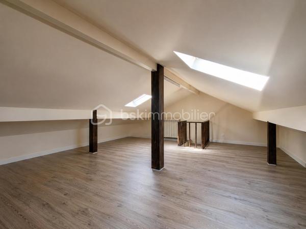 À Bobigny, venez découvrir cette maison familiale offrant de beaux volumes, un jardin agréable et de nombreux espaces complémentaires. 

Au rez-de-chaussée, vous trouverez une entrée, un salon, une cuisine, une chambre, un WC séparé ainsi qu’une véranda aménagée en salle d’eau. 

À l’étage, la maison dispose de deux chambres, d’une salle de bains avec WC et d’un balcon. 

Les combles aménagés en grand espace ouvert apportent un véritable volume supplémentaire et pourront s’adapter à vos envies : bureau, salle de jeux, espace détente ou rangement. 

La maison bénéficie également d’une cave totale, d’un garage indépendant et d’un jardin, le tout sur une parcelle de 277 m². 

Surface de référence DPE : 136 m²
 3 chambres  - 4 pièces 
DPE : C

Prix : 379 000 € HAI 

Une maison idéale pour une famille recherchant de l’espace et du potentiel à Bobigny.