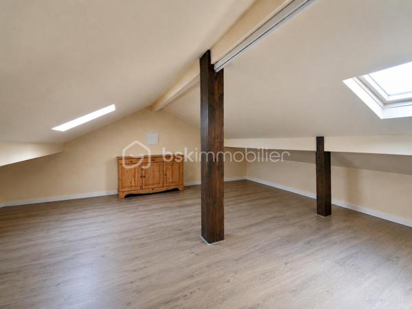 À Bobigny, venez découvrir cette maison familiale offrant de beaux volumes, un jardin agréable et de nombreux espaces complémentaires. 

Au rez-de-chaussée, vous trouverez une entrée, un salon, une cuisine, une chambre, un WC séparé ainsi qu’une véranda aménagée en salle d’eau. 

À l’étage, la maison dispose de deux chambres, d’une salle de bains avec WC et d’un balcon. 

Les combles aménagés en grand espace ouvert apportent un véritable volume supplémentaire et pourront s’adapter à vos envies : bureau, salle de jeux, espace détente ou rangement. 

La maison bénéficie également d’une cave totale, d’un garage indépendant et d’un jardin, le tout sur une parcelle de 277 m². 

Surface de référence DPE : 136 m²
 3 chambres  - 4 pièces 
DPE : C

Prix : 379 000 € HAI 

Une maison idéale pour une famille recherchant de l’espace et du potentiel à Bobigny.