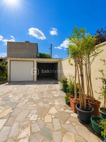 À Bobigny, venez découvrir cette maison familiale offrant de beaux volumes, un jardin agréable et de nombreux espaces complémentaires. 

Au rez-de-chaussée, vous trouverez une entrée, un salon, une cuisine, une chambre, un WC séparé ainsi qu’une véranda aménagée en salle d’eau. 

À l’étage, la maison dispose de deux chambres, d’une salle de bains avec WC et d’un balcon. 

Les combles aménagés en grand espace ouvert apportent un véritable volume supplémentaire et pourront s’adapter à vos envies : bureau, salle de jeux, espace détente ou rangement. 

La maison bénéficie également d’une cave totale, d’un garage indépendant et d’un jardin, le tout sur une parcelle de 277 m². 

Surface de référence DPE : 136 m²
 3 chambres  - 4 pièces 
DPE : C

Prix : 379 000 € HAI 

Une maison idéale pour une famille recherchant de l’espace et du potentiel à Bobigny.