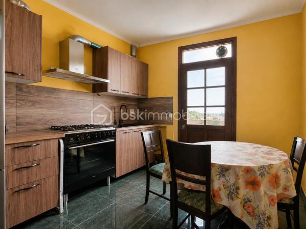 À Bobigny, venez découvrir cette maison familiale offrant de beaux volumes, un jardin agréable et de nombreux espaces complémentaires. 

Au rez-de-chaussée, vous trouverez une entrée, un salon, une cuisine, une chambre, un WC séparé ainsi qu’une véranda aménagée en salle d’eau. 

À l’étage, la maison dispose de deux chambres, d’une salle de bains avec WC et d’un balcon. 

Les combles aménagés en grand espace ouvert apportent un véritable volume supplémentaire et pourront s’adapter à vos envies : bureau, salle de jeux, espace détente ou rangement. 

La maison bénéficie également d’une cave totale, d’un garage indépendant et d’un jardin, le tout sur une parcelle de 277 m². 

Surface de référence DPE : 136 m²
 3 chambres  - 4 pièces 
DPE : C

Prix : 379 000 € HAI 

Une maison idéale pour une famille recherchant de l’espace et du potentiel à Bobigny.