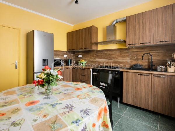 À Bobigny, venez découvrir cette maison familiale offrant de beaux volumes, un jardin agréable et de nombreux espaces complémentaires. 

Au rez-de-chaussée, vous trouverez une entrée, un salon, une cuisine, une chambre, un WC séparé ainsi qu’une véranda aménagée en salle d’eau. 

À l’étage, la maison dispose de deux chambres, d’une salle de bains avec WC et d’un balcon. 

Les combles aménagés en grand espace ouvert apportent un véritable volume supplémentaire et pourront s’adapter à vos envies : bureau, salle de jeux, espace détente ou rangement. 

La maison bénéficie également d’une cave totale, d’un garage indépendant et d’un jardin, le tout sur une parcelle de 277 m². 

Surface de référence DPE : 136 m²
 3 chambres  - 4 pièces 
DPE : C

Prix : 379 000 € HAI 

Une maison idéale pour une famille recherchant de l’espace et du potentiel à Bobigny.