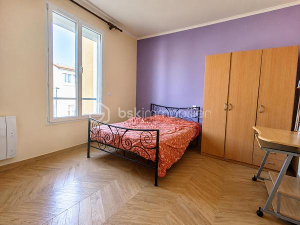 À Bobigny, venez découvrir cette maison familiale offrant de beaux volumes, un jardin agréable et de nombreux espaces complémentaires. 

Au rez-de-chaussée, vous trouverez une entrée, un salon, une cuisine, une chambre, un WC séparé ainsi qu’une véranda aménagée en salle d’eau. 

À l’étage, la maison dispose de deux chambres, d’une salle de bains avec WC et d’un balcon. 

Les combles aménagés en grand espace ouvert apportent un véritable volume supplémentaire et pourront s’adapter à vos envies : bureau, salle de jeux, espace détente ou rangement. 

La maison bénéficie également d’une cave totale, d’un garage indépendant et d’un jardin, le tout sur une parcelle de 277 m². 

Surface de référence DPE : 136 m²
 3 chambres  - 4 pièces 
DPE : C

Prix : 379 000 € HAI 

Une maison idéale pour une famille recherchant de l’espace et du potentiel à Bobigny.