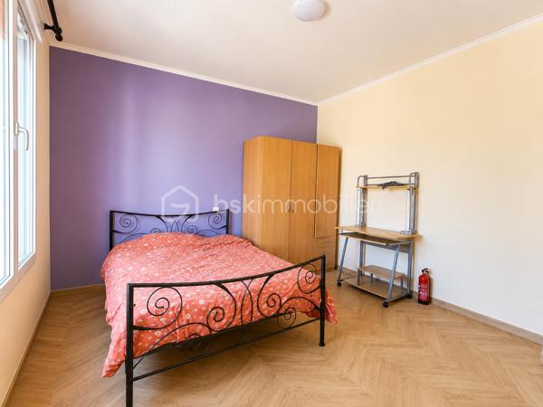 À Bobigny, venez découvrir cette maison familiale offrant de beaux volumes, un jardin agréable et de nombreux espaces complémentaires. 

Au rez-de-chaussée, vous trouverez une entrée, un salon, une cuisine, une chambre, un WC séparé ainsi qu’une véranda aménagée en salle d’eau. 

À l’étage, la maison dispose de deux chambres, d’une salle de bains avec WC et d’un balcon. 

Les combles aménagés en grand espace ouvert apportent un véritable volume supplémentaire et pourront s’adapter à vos envies : bureau, salle de jeux, espace détente ou rangement. 

La maison bénéficie également d’une cave totale, d’un garage indépendant et d’un jardin, le tout sur une parcelle de 277 m². 

Surface de référence DPE : 136 m²
 3 chambres  - 4 pièces 
DPE : C

Prix : 379 000 € HAI 

Une maison idéale pour une famille recherchant de l’espace et du potentiel à Bobigny.