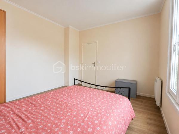À Bobigny, venez découvrir cette maison familiale offrant de beaux volumes, un jardin agréable et de nombreux espaces complémentaires. 

Au rez-de-chaussée, vous trouverez une entrée, un salon, une cuisine, une chambre, un WC séparé ainsi qu’une véranda aménagée en salle d’eau. 

À l’étage, la maison dispose de deux chambres, d’une salle de bains avec WC et d’un balcon. 

Les combles aménagés en grand espace ouvert apportent un véritable volume supplémentaire et pourront s’adapter à vos envies : bureau, salle de jeux, espace détente ou rangement. 

La maison bénéficie également d’une cave totale, d’un garage indépendant et d’un jardin, le tout sur une parcelle de 277 m². 

Surface de référence DPE : 136 m²
 3 chambres  - 4 pièces 
DPE : C

Prix : 379 000 € HAI 

Une maison idéale pour une famille recherchant de l’espace et du potentiel à Bobigny.