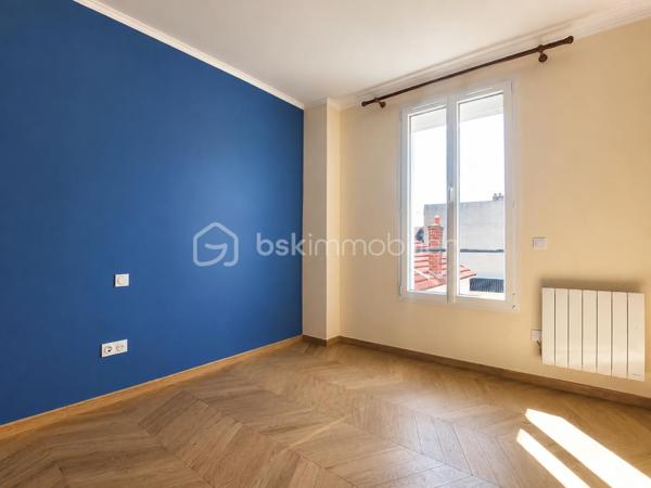 À Bobigny, venez découvrir cette maison familiale offrant de beaux volumes, un jardin agréable et de nombreux espaces complémentaires. 

Au rez-de-chaussée, vous trouverez une entrée, un salon, une cuisine, une chambre, un WC séparé ainsi qu’une véranda aménagée en salle d’eau. 

À l’étage, la maison dispose de deux chambres, d’une salle de bains avec WC et d’un balcon. 

Les combles aménagés en grand espace ouvert apportent un véritable volume supplémentaire et pourront s’adapter à vos envies : bureau, salle de jeux, espace détente ou rangement. 

La maison bénéficie également d’une cave totale, d’un garage indépendant et d’un jardin, le tout sur une parcelle de 277 m². 

Surface de référence DPE : 136 m²
 3 chambres  - 4 pièces 
DPE : C

Prix : 379 000 € HAI 

Une maison idéale pour une famille recherchant de l’espace et du potentiel à Bobigny.