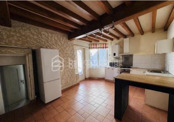 Maison de village 5 pièces –  Jardin, dépendances et fort potentiel à Seignelay

En plein cœur de Seignelay, à proximité immédiate des commerces, écoles et services, venez découvrir cette maison de village d'environ 81 m², idéale pour un premier achat, un investissement locatif ou un projet de rénovation avec valorisation.

Édifiée sur une parcelle de 473 m² avec bâti, cette maison entièrement clôturée offre un cadre de vie agréable avec jardin, cour et dépendances, laissant entrevoir de nombreuses possibilités d'aménagement.

La maison se compose de :
une entrée
une cuisine
un salon / séjour
2 chambres (dont 1 au rez-de-chaussée et 1 à l'étage)
une salle d'eau
des WC
un grenier / combles aménageables
une cave voûtée
Un vrai potentiel d'évolution :

Les combles aménageables, situés au 1er étage, offrent la possibilité de créer facilement une 3ème chambre, un bureau ou un espace complémentaire selon vos besoins.

Les extérieurs et annexes :

Vous profiterez également de :

dépendances
une dépendance chauffée, idéale pour un bureau, un atelier, une chambre d'appoint ou un espace télétravail
une cour
un jardin agréable
Informations complémentaires :
Chauffage : gaz
DPE : F
Des travaux de rénovation énergétique sont à envisager, offrant l'opportunité d'améliorer les performances du bien et de bénéficier, selon votre situation, des aides à la rénovation énergétique.
Les atouts du bien :
Emplacement recherché en centre bourg
Commodités accessibles à pied
2 chambres avec possibilité d'une 3ème
Combles aménageables
Dépendances et dépendance chauffée
Cave voûtée pleine de charme
Jardin et cour
Fort potentiel de valorisation après travaux

💰 Prix : 116 000 €

Une belle opportunité à saisir au cœur de Seignelay, pour les amateurs de biens avec potentiel !
À visiter sans tarder !