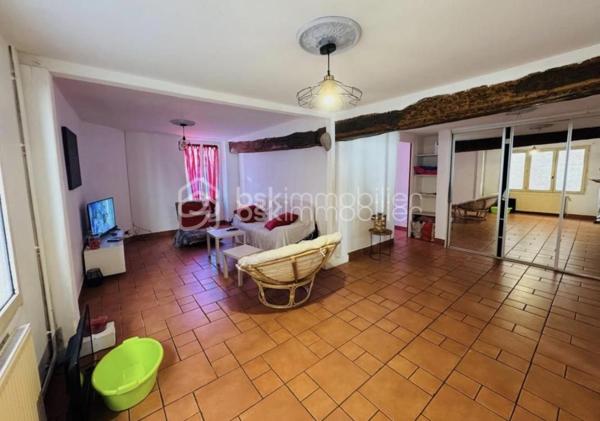 Maison de village 5 pièces –  Jardin, dépendances et fort potentiel à Seignelay

En plein cœur de Seignelay, à proximité immédiate des commerces, écoles et services, venez découvrir cette maison de village d'environ 81 m², idéale pour un premier achat, un investissement locatif ou un projet de rénovation avec valorisation.

Édifiée sur une parcelle de 473 m² avec bâti, cette maison entièrement clôturée offre un cadre de vie agréable avec jardin, cour et dépendances, laissant entrevoir de nombreuses possibilités d'aménagement.

La maison se compose de :
une entrée
une cuisine
un salon / séjour
2 chambres (dont 1 au rez-de-chaussée et 1 à l'étage)
une salle d'eau
des WC
un grenier / combles aménageables
une cave voûtée
Un vrai potentiel d'évolution :

Les combles aménageables, situés au 1er étage, offrent la possibilité de créer facilement une 3ème chambre, un bureau ou un espace complémentaire selon vos besoins.

Les extérieurs et annexes :

Vous profiterez également de :

dépendances
une dépendance chauffée, idéale pour un bureau, un atelier, une chambre d'appoint ou un espace télétravail
une cour
un jardin agréable
Informations complémentaires :
Chauffage : gaz
DPE : F
Des travaux de rénovation énergétique sont à envisager, offrant l'opportunité d'améliorer les performances du bien et de bénéficier, selon votre situation, des aides à la rénovation énergétique.
Les atouts du bien :
Emplacement recherché en centre bourg
Commodités accessibles à pied
2 chambres avec possibilité d'une 3ème
Combles aménageables
Dépendances et dépendance chauffée
Cave voûtée pleine de charme
Jardin et cour
Fort potentiel de valorisation après travaux

💰 Prix : 116 000 €

Une belle opportunité à saisir au cœur de Seignelay, pour les amateurs de biens avec potentiel !
À visiter sans tarder !