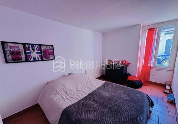 Maison de village 5 pièces –  Jardin, dépendances et fort potentiel à Seignelay

En plein cœur de Seignelay, à proximité immédiate des commerces, écoles et services, venez découvrir cette maison de village d'environ 81 m², idéale pour un premier achat, un investissement locatif ou un projet de rénovation avec valorisation.

Édifiée sur une parcelle de 473 m² avec bâti, cette maison entièrement clôturée offre un cadre de vie agréable avec jardin, cour et dépendances, laissant entrevoir de nombreuses possibilités d'aménagement.

La maison se compose de :
une entrée
une cuisine
un salon / séjour
2 chambres (dont 1 au rez-de-chaussée et 1 à l'étage)
une salle d'eau
des WC
un grenier / combles aménageables
une cave voûtée
Un vrai potentiel d'évolution :

Les combles aménageables, situés au 1er étage, offrent la possibilité de créer facilement une 3ème chambre, un bureau ou un espace complémentaire selon vos besoins.

Les extérieurs et annexes :

Vous profiterez également de :

dépendances
une dépendance chauffée, idéale pour un bureau, un atelier, une chambre d'appoint ou un espace télétravail
une cour
un jardin agréable
Informations complémentaires :
Chauffage : gaz
DPE : F
Des travaux de rénovation énergétique sont à envisager, offrant l'opportunité d'améliorer les performances du bien et de bénéficier, selon votre situation, des aides à la rénovation énergétique.
Les atouts du bien :
Emplacement recherché en centre bourg
Commodités accessibles à pied
2 chambres avec possibilité d'une 3ème
Combles aménageables
Dépendances et dépendance chauffée
Cave voûtée pleine de charme
Jardin et cour
Fort potentiel de valorisation après travaux

💰 Prix : 116 000 €

Une belle opportunité à saisir au cœur de Seignelay, pour les amateurs de biens avec potentiel !
À visiter sans tarder !