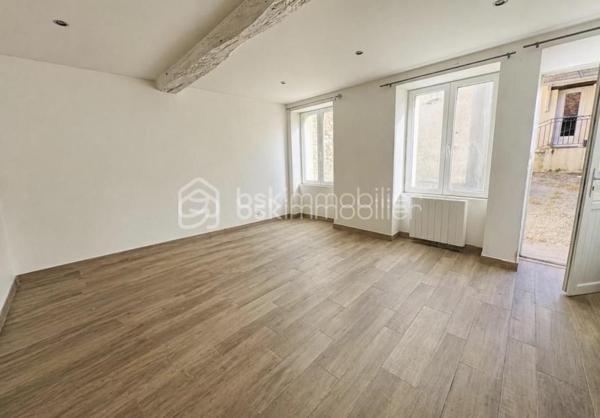 Maison de village 5 pièces –  Jardin, dépendances et fort potentiel à Seignelay

En plein cœur de Seignelay, à proximité immédiate des commerces, écoles et services, venez découvrir cette maison de village d'environ 81 m², idéale pour un premier achat, un investissement locatif ou un projet de rénovation avec valorisation.

Édifiée sur une parcelle de 473 m² avec bâti, cette maison entièrement clôturée offre un cadre de vie agréable avec jardin, cour et dépendances, laissant entrevoir de nombreuses possibilités d'aménagement.

La maison se compose de :
une entrée
une cuisine
un salon / séjour
2 chambres (dont 1 au rez-de-chaussée et 1 à l'étage)
une salle d'eau
des WC
un grenier / combles aménageables
une cave voûtée
Un vrai potentiel d'évolution :

Les combles aménageables, situés au 1er étage, offrent la possibilité de créer facilement une 3ème chambre, un bureau ou un espace complémentaire selon vos besoins.

Les extérieurs et annexes :

Vous profiterez également de :

dépendances
une dépendance chauffée, idéale pour un bureau, un atelier, une chambre d'appoint ou un espace télétravail
une cour
un jardin agréable
Informations complémentaires :
Chauffage : gaz
DPE : F
Des travaux de rénovation énergétique sont à envisager, offrant l'opportunité d'améliorer les performances du bien et de bénéficier, selon votre situation, des aides à la rénovation énergétique.
Les atouts du bien :
Emplacement recherché en centre bourg
Commodités accessibles à pied
2 chambres avec possibilité d'une 3ème
Combles aménageables
Dépendances et dépendance chauffée
Cave voûtée pleine de charme
Jardin et cour
Fort potentiel de valorisation après travaux

💰 Prix : 116 000 €

Une belle opportunité à saisir au cœur de Seignelay, pour les amateurs de biens avec potentiel !
À visiter sans tarder !