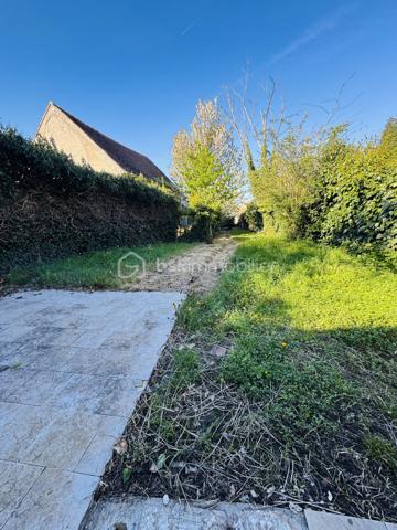 Maison de village 5 pièces –  Jardin, dépendances et fort potentiel à Seignelay

En plein cœur de Seignelay, à proximité immédiate des commerces, écoles et services, venez découvrir cette maison de village d'environ 81 m², idéale pour un premier achat, un investissement locatif ou un projet de rénovation avec valorisation.

Édifiée sur une parcelle de 473 m² avec bâti, cette maison entièrement clôturée offre un cadre de vie agréable avec jardin, cour et dépendances, laissant entrevoir de nombreuses possibilités d'aménagement.

La maison se compose de :
une entrée
une cuisine
un salon / séjour
2 chambres (dont 1 au rez-de-chaussée et 1 à l'étage)
une salle d'eau
des WC
un grenier / combles aménageables
une cave voûtée
Un vrai potentiel d'évolution :

Les combles aménageables, situés au 1er étage, offrent la possibilité de créer facilement une 3ème chambre, un bureau ou un espace complémentaire selon vos besoins.

Les extérieurs et annexes :

Vous profiterez également de :

dépendances
une dépendance chauffée, idéale pour un bureau, un atelier, une chambre d'appoint ou un espace télétravail
une cour
un jardin agréable
Informations complémentaires :
Chauffage : gaz
DPE : F
Des travaux de rénovation énergétique sont à envisager, offrant l'opportunité d'améliorer les performances du bien et de bénéficier, selon votre situation, des aides à la rénovation énergétique.
Les atouts du bien :
Emplacement recherché en centre bourg
Commodités accessibles à pied
2 chambres avec possibilité d'une 3ème
Combles aménageables
Dépendances et dépendance chauffée
Cave voûtée pleine de charme
Jardin et cour
Fort potentiel de valorisation après travaux

💰 Prix : 116 000 €

Une belle opportunité à saisir au cœur de Seignelay, pour les amateurs de biens avec potentiel !
À visiter sans tarder !