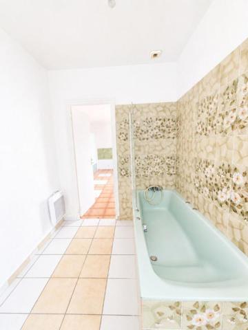APPARTEMENT T3 de 60 m2 au RDC, PROCHE BOURG, PLAGES ET LORIENT ? STATIONNEMENT